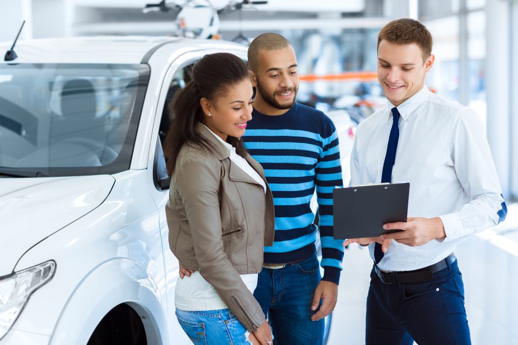 Revisar el costo de la compra de un auto nuevo en Easterns.